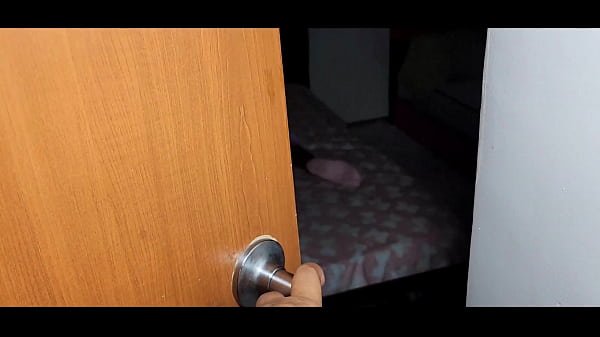 Hijastra tiene sexo con padrastro – padrastro frota la polla encima del coño de su hijastra latina