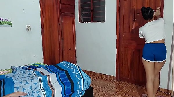 LINDA MUCAMA LLEGA A MI CUARTO HACER ASEO ME SORPRENDO AL VERLA QUE ME QUIERE QUITAR LA SABANA SE ASUSTA CUANDO VE MI GRAN POLLA LA FOLLO DURO PORQUE ESO ES LO QUE BUSCA SEXO DURO – PORNO EN ESPANOL