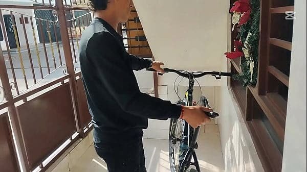 LLEGO DE HACER DEPORTE Y VEO QUE MI HERMANASTRA ESTA METIDA EN MI CUARTO ESPERANDOME PARA QUE ME LA FOLLE