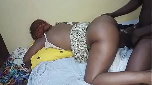 Une black sexy avec un cul sérieux et de gros seins se fait baiser( scène 02)